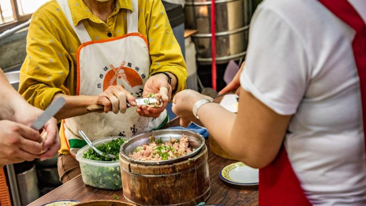 小籠湯包、蒸餃都是當天手工現包,再馬上送到前檯現蒸。(圖/大手牽小手。玩樂趣提供)