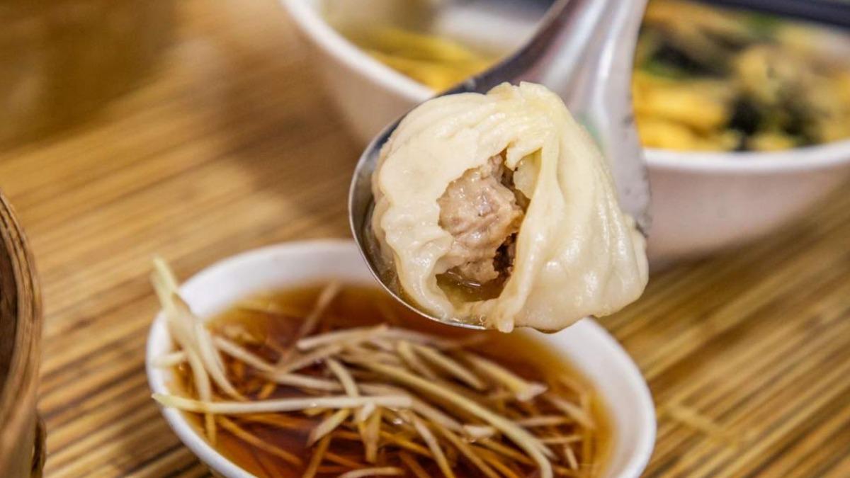 「小籠湯包」皮薄而有彈性,咬下後湯汁四溢,肉餡也豐富。(圖/大手牽小手。玩樂趣提供)