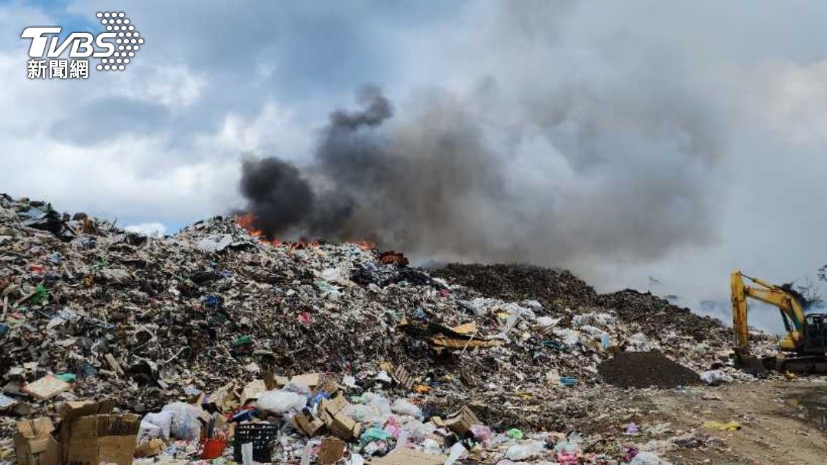 快關緊門窗、外出戴口罩!蘭嶼垃圾場「猛烈燃燒」黑煙直竄天際