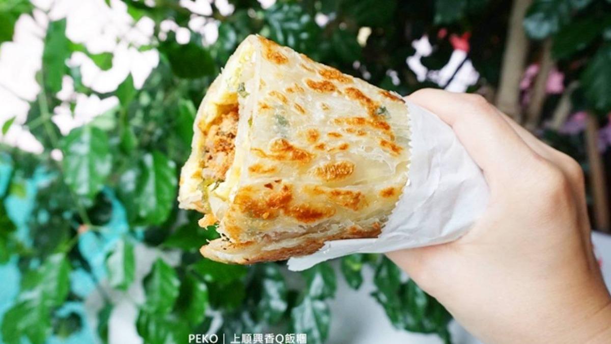 熟悉的蔥油餅飯糰,那沉甸甸的重量依舊,女生甚至可以分成2餐。(圖/PEKOのSimple Life提供)