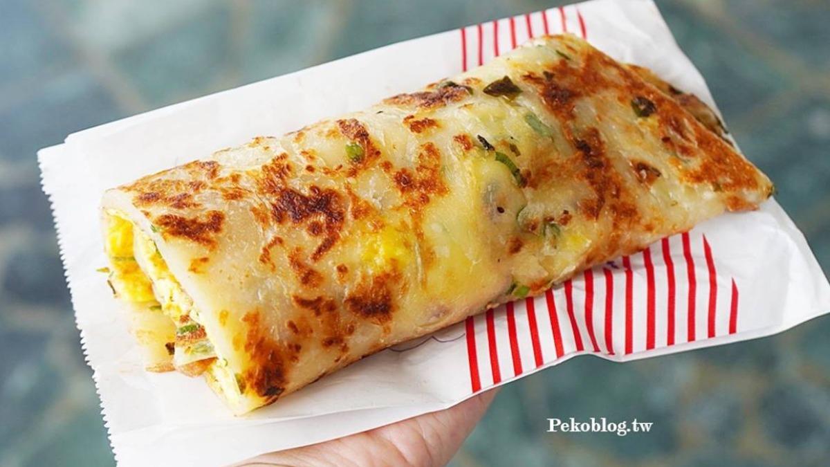 「蔥油餅飯糰」其實類似捲餅,使用半張蔥油餅加蛋再包入飯糰的內餡。(圖/PEKOのSimple Life提供)