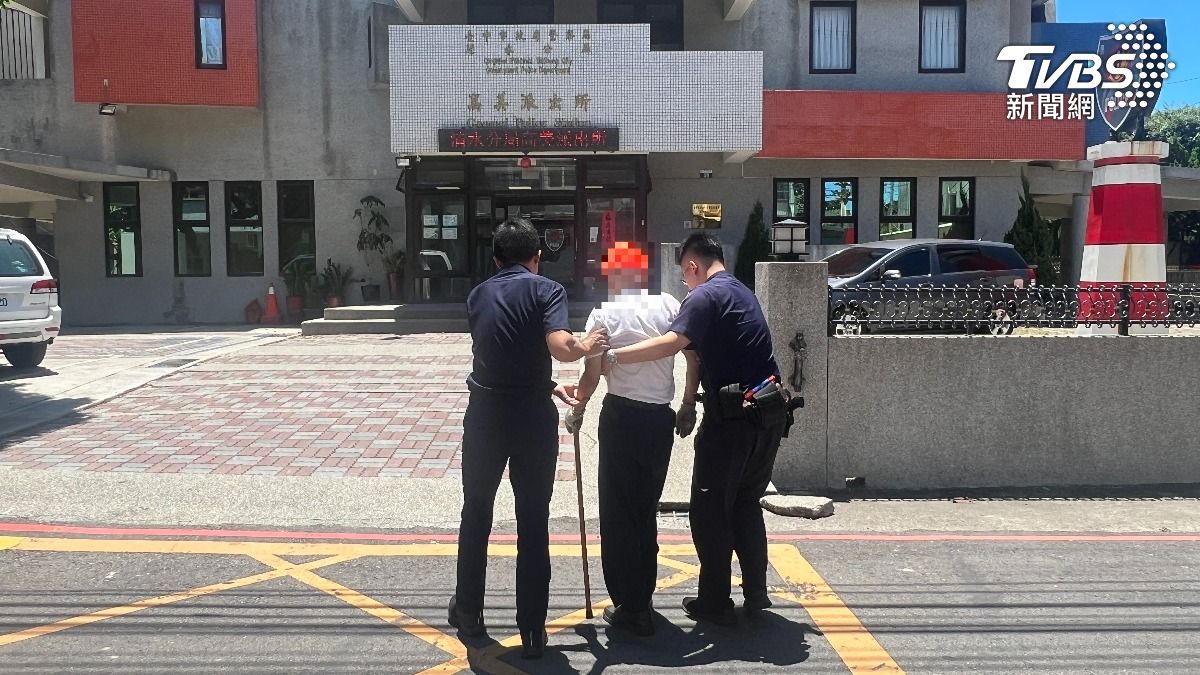 員警和所長火速將老翁扶進派出所。（圖／TVBS）