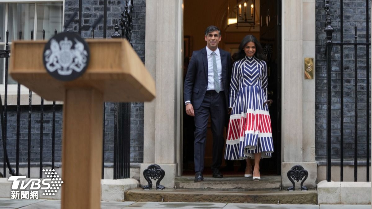 英國首相蘇納克(圖左)和妻子來到唐寧街10號。(圖/達志影像美聯社)