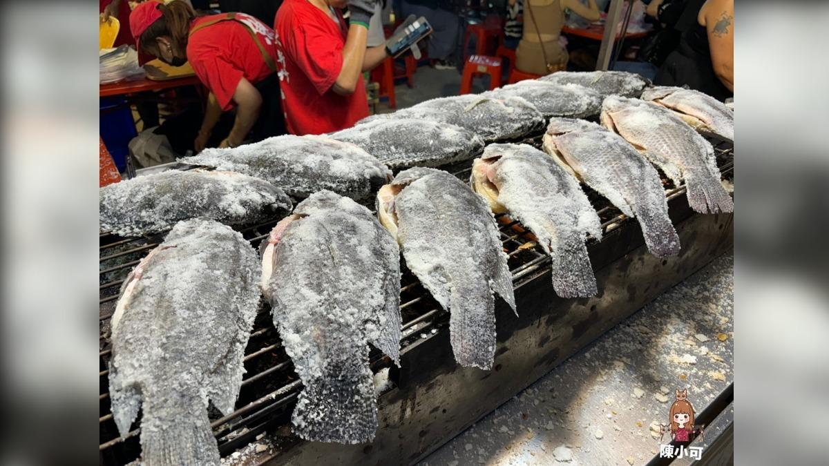 擺在攤位上的烤魚很吸睛,吸引路人排隊。(圖/陳小可的吃喝玩樂提供)