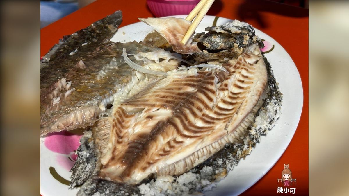 「 鹽烤魚」(350元)用的是吳郭魚,還滿大隻的,用餐還附免費白飯!(圖/陳小可的吃喝玩樂提供)