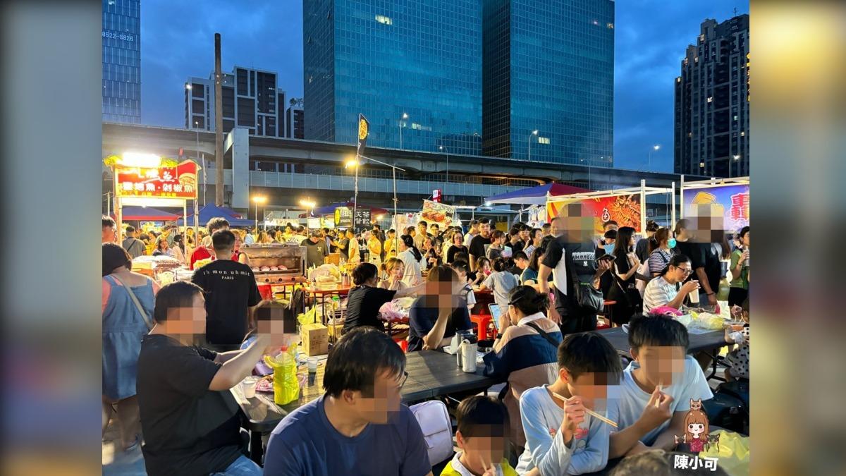 有內用區的攤位都集中在這區,只要有點餐,食物都可以帶到座位上共享。(圖/陳小可的吃喝玩樂提供)