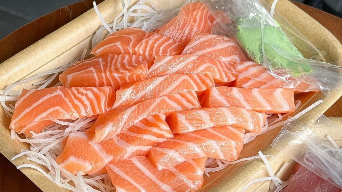 「鮭魚生魚片」（以量計價）光看到鮭魚的油花就讓我垂涎三尺。（圖／晴晴的美食地圖提供） 