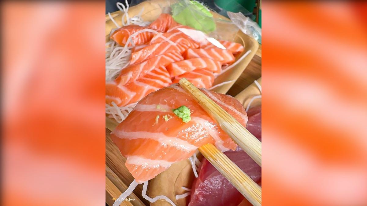 鮭魚生魚片色澤呈橘紅色， 魚肉新鮮不會老老、粉粉的，入口油脂豐富、口感軟嫩。（圖／晴晴的美食地圖提供） 