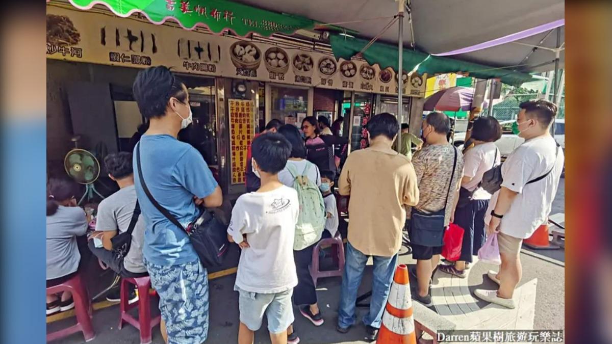 「大溪港式點心」地點就在大溪老街與登龍路交叉路口旁,每到假日就大排長龍。(圖/DARREN蘋果樹旅遊玩樂誌提供)