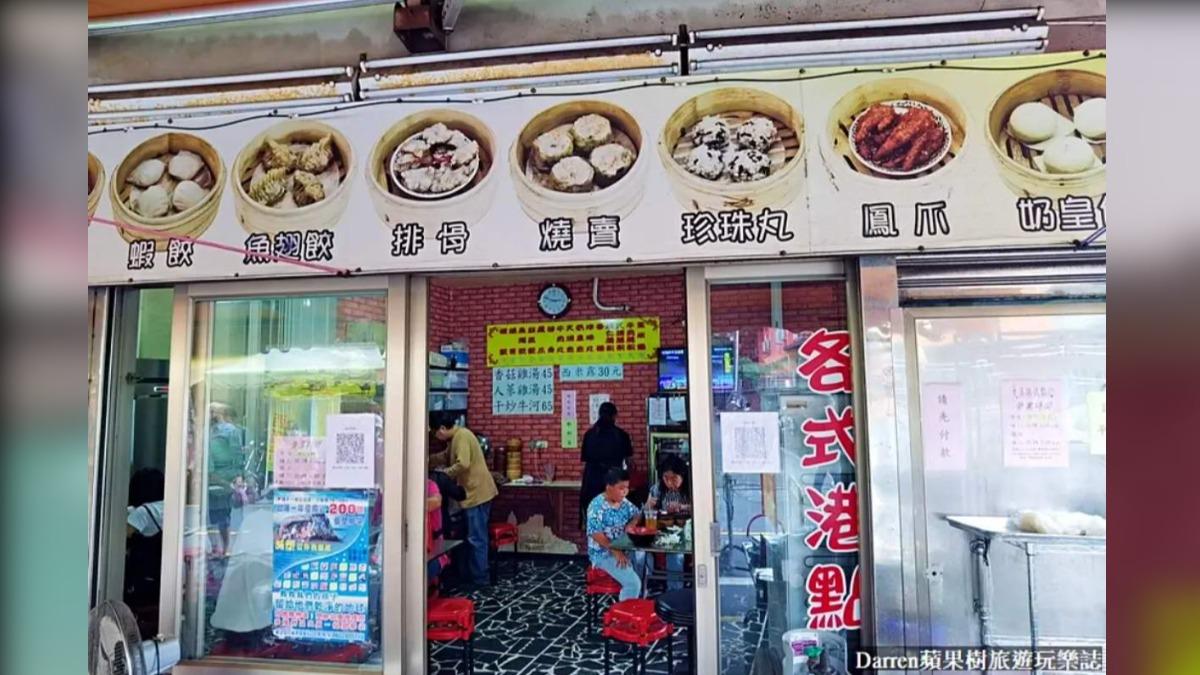 店面是簡單的小吃店,騎樓和店面都有桌椅可以內用。(圖/DARREN蘋果樹旅遊玩樂誌提供)