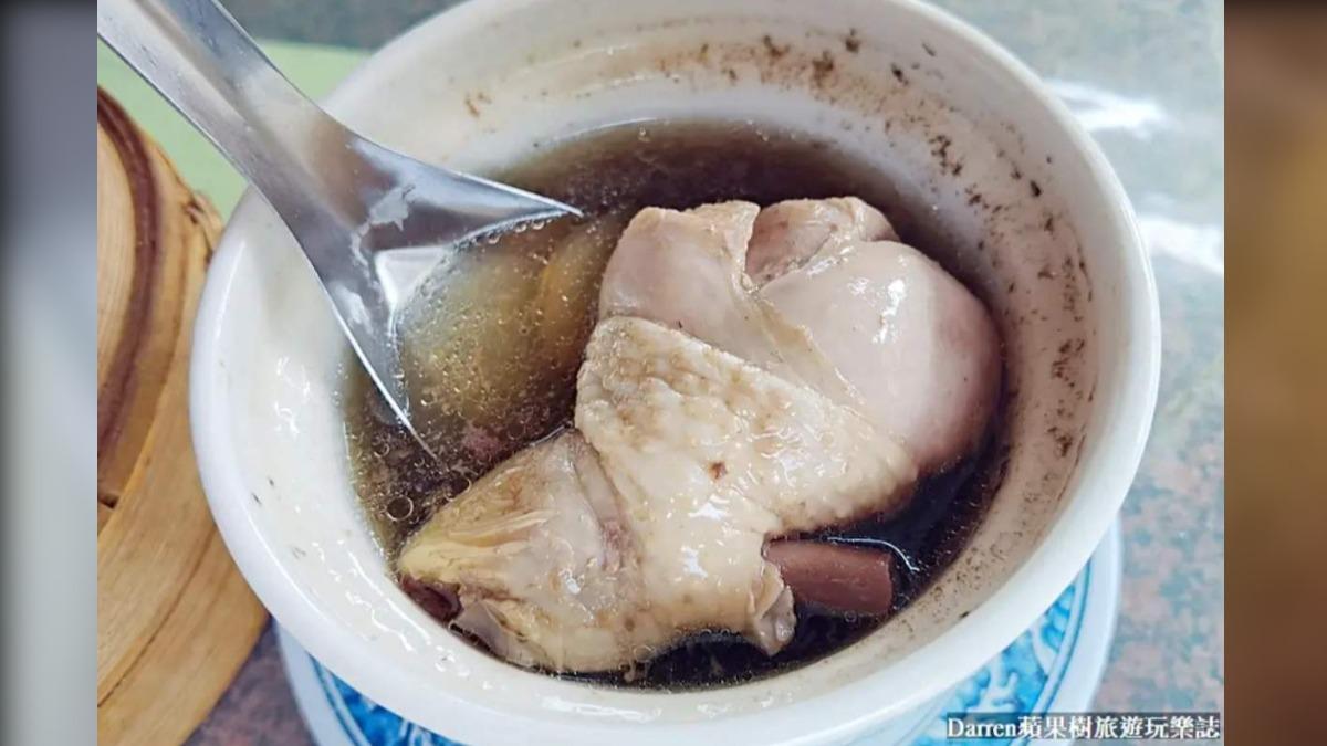「香菇雞湯」(50元)碗內有1支個頭不小的雞腿,燉煮到超軟嫩又不會太乾,湯頭清甜好喝。(圖/DARREN蘋果樹旅遊玩樂誌提供)