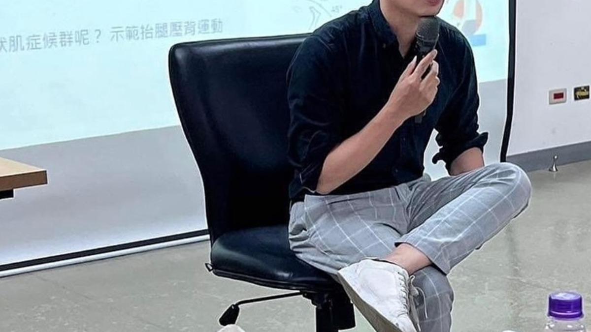 伸展運動先將患側腳架於健側腿上，呈現翹腳的半盤腿姿勢。（圖／翻攝自王大元臉書）