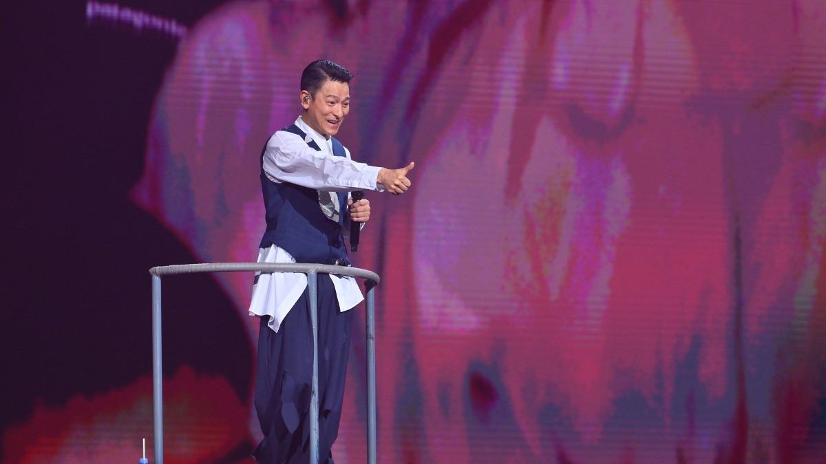 劉德華開心和歌迷互動。(圖/台灣映藝提供)