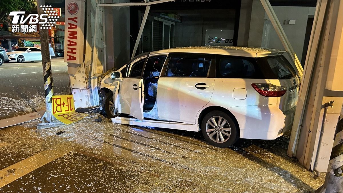 台中晚間街頭巨響!男「開車撞爆民宅」 玻璃全碎2人傷