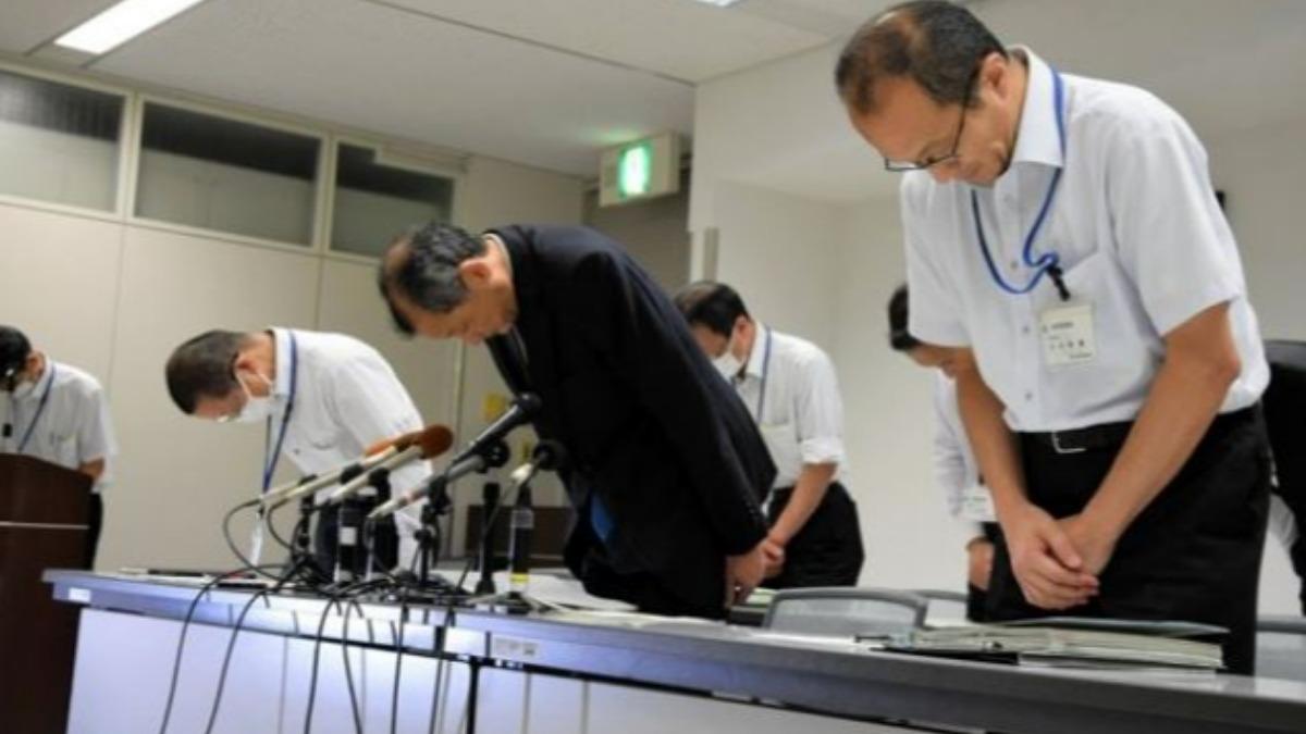 高知市教育委員會負責人松下整在5日的記者會上表示:「在應該珍惜生命的學校發生事故,我們深感抱歉。讓小學生在中學的游泳池游泳是事故原因之一,做出此決定的我們也有責任。」(圖/擷取自朝日新聞)