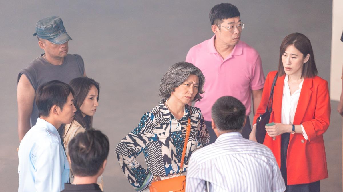 討債集團認出楊麗音是昔日老闆,態度一百八十度大轉變。(圖/公視台語台、華視提供)