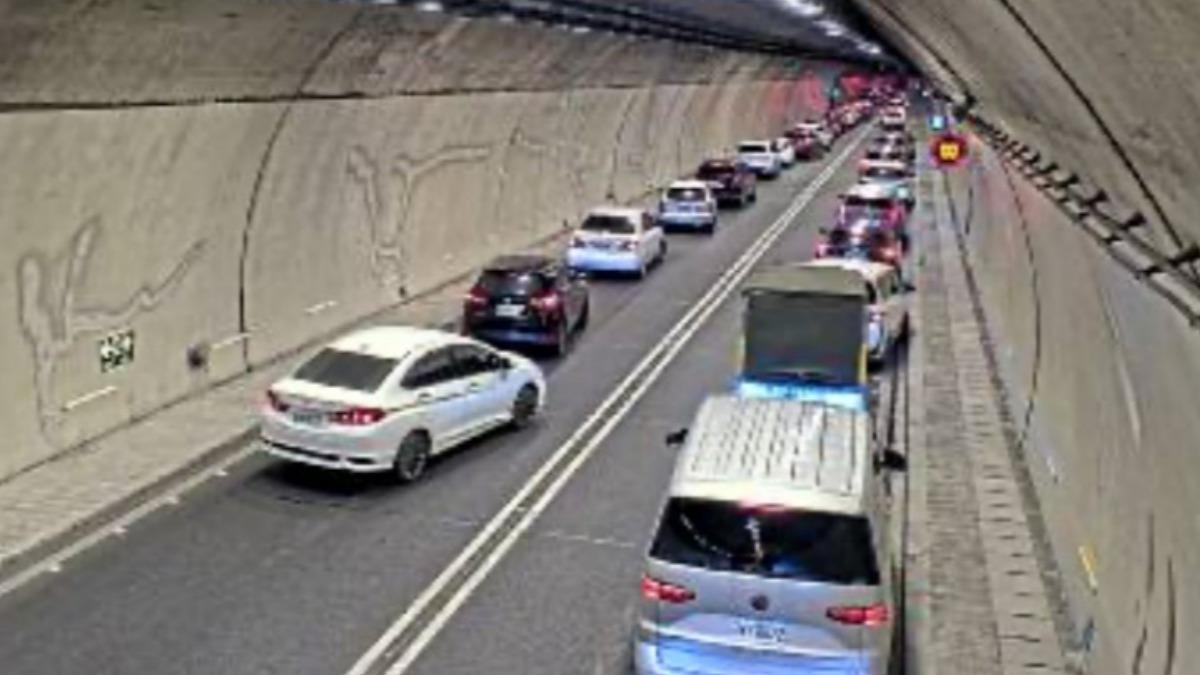 快訊／南投國姓1號隧道4車追撞　回堵2公里、全線封閉