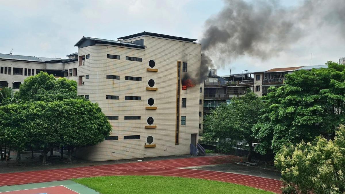火舌濃煙竄出!新北鶯歌建國國小驚傳火警 52消防急搶救