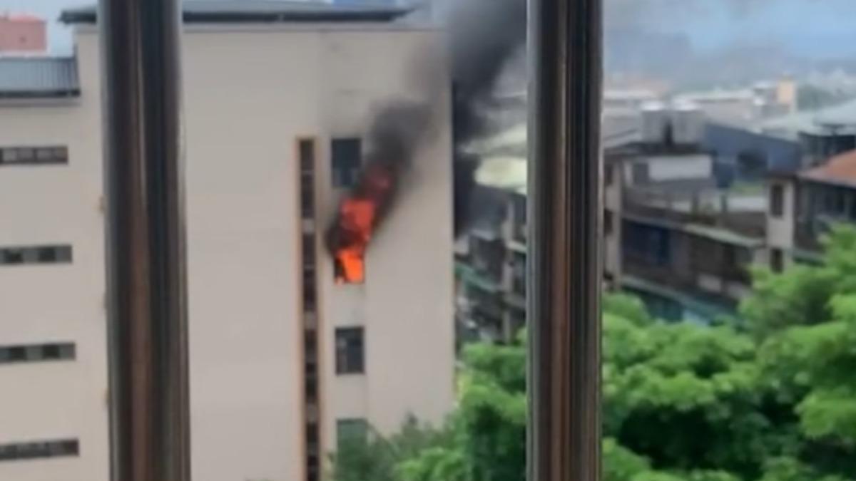 火舌、濃煙竄出。（圖／翻攝記者爆料網）