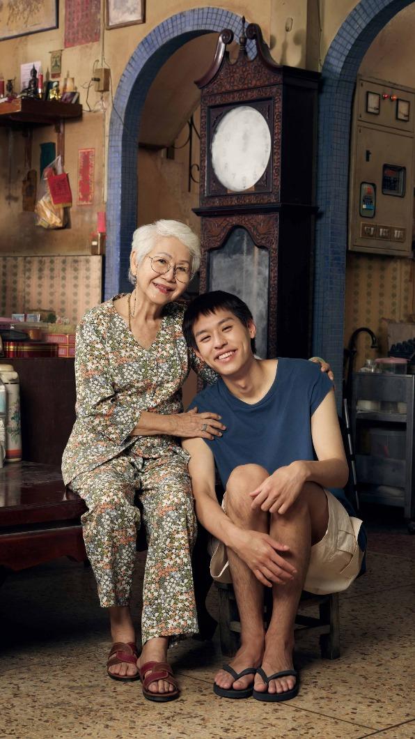 Billkin與飾演阿嬤的素人演員默契極佳,互動看起來就像真的祖孫。(圖/CATCHPLAY提供)