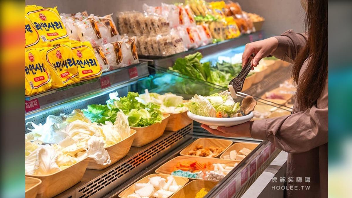 火鍋自助吧提供豐富時蔬、丸餃火鍋料、肉漿、年糕、多款麵類可任選。(圖/虎麗笑嗨嗨提供)