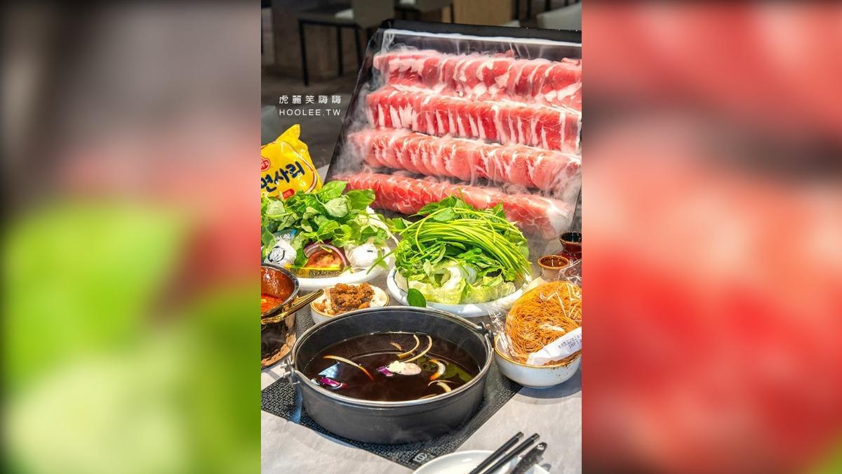 「超值牛+豬雙人餐」(1,099元)吃得到4種肉+2種湯底,肉盤會以超霸氣的肉瀑布上桌。(圖/虎麗笑嗨嗨提供)
