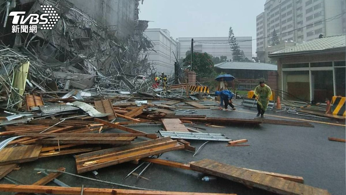雲林福懋科技公司鷹架大規模倒塌　1男1女沒了心跳、多人受傷