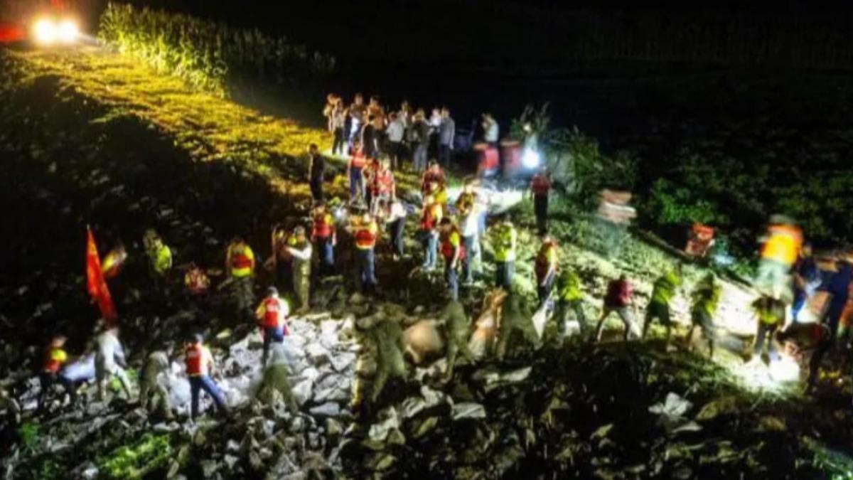 當地政府調度砂石與大型機具搶險,封堵洞庭湖潰堤口。(圖/翻攝自微博)
