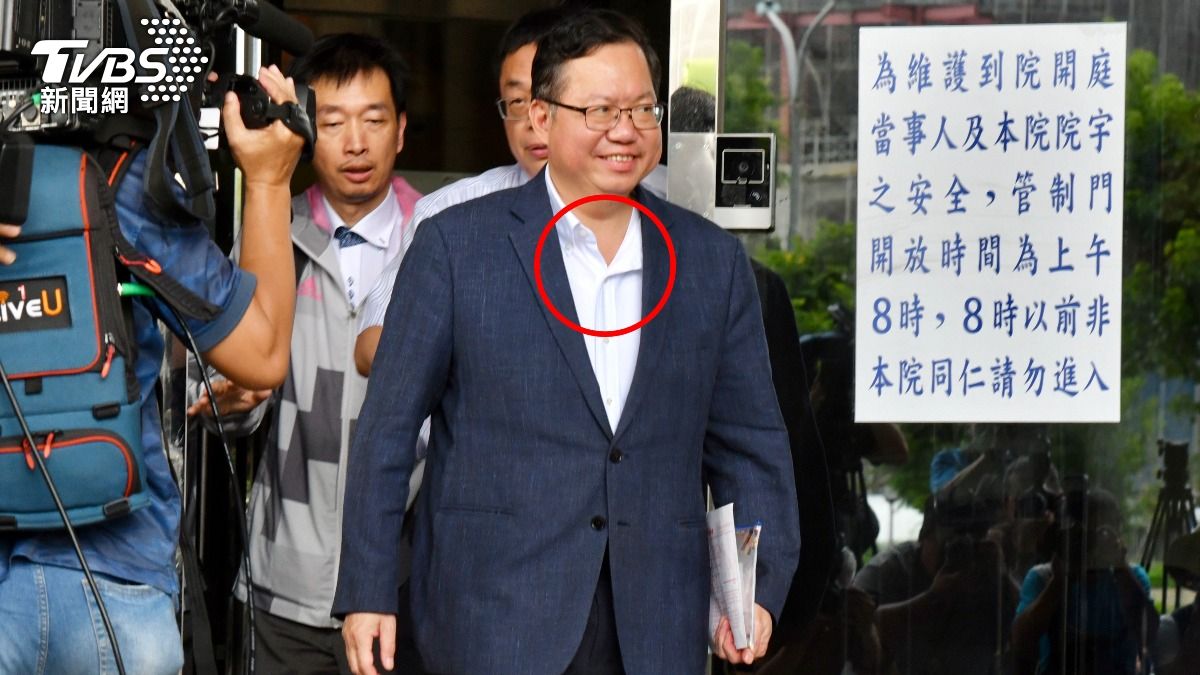 黃揚明發現鄭文燦衣領沒拉好，顯見他內心十分慌亂。（圖／胡瑞麒攝）