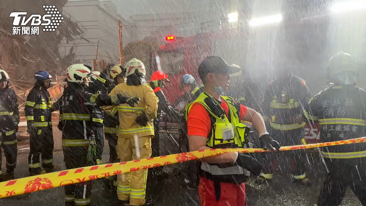 警消人員暴雨中急救。(圖/TVBS)