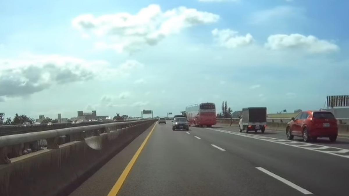 呂男的車逆向上快速道路。（圖／翻攝自爆料公社）