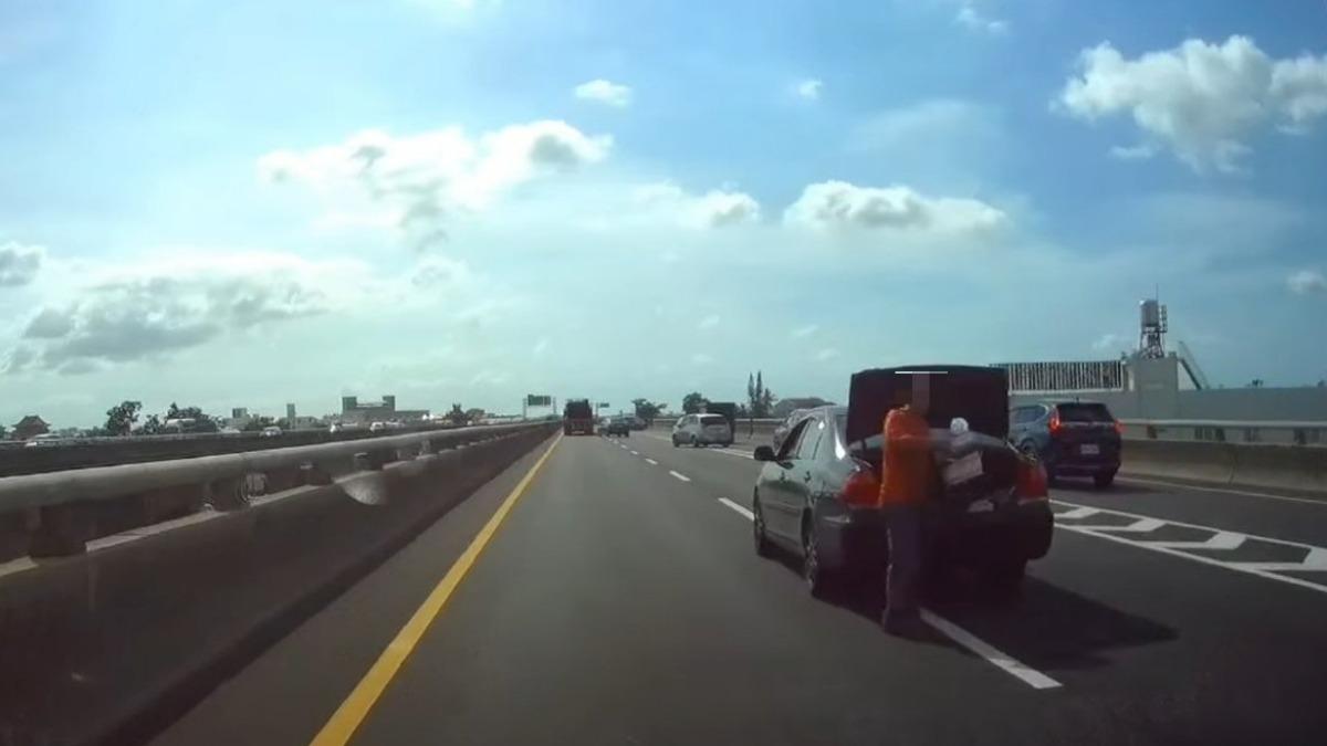 呂男從後車廂拿起水桶丟向來車。（圖／翻攝自爆料公社）