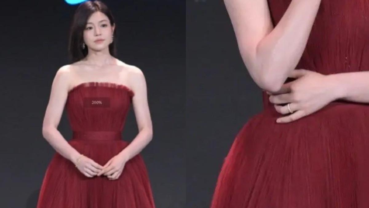 儘管婚變傳聞頻傳,但陳妍希日前出席新戲活動時仍戴著婚戒。(圖/翻攝自微博)