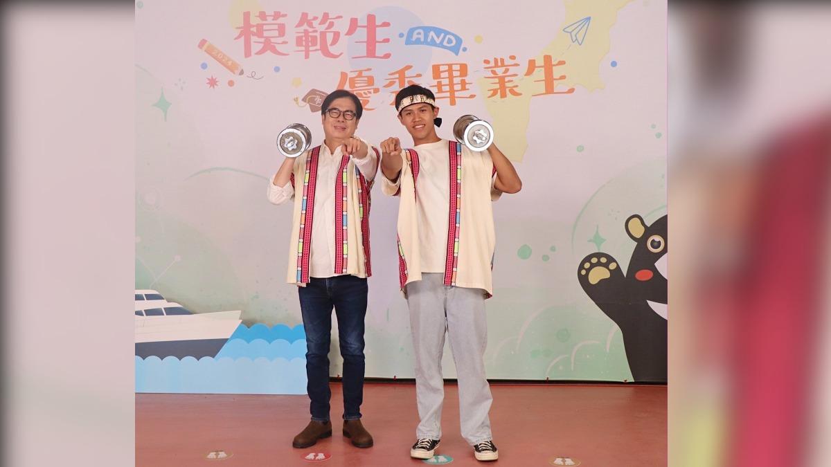 要市長一起舉啞鈴！高市模範生及畢業生合影　陳其邁給祝福