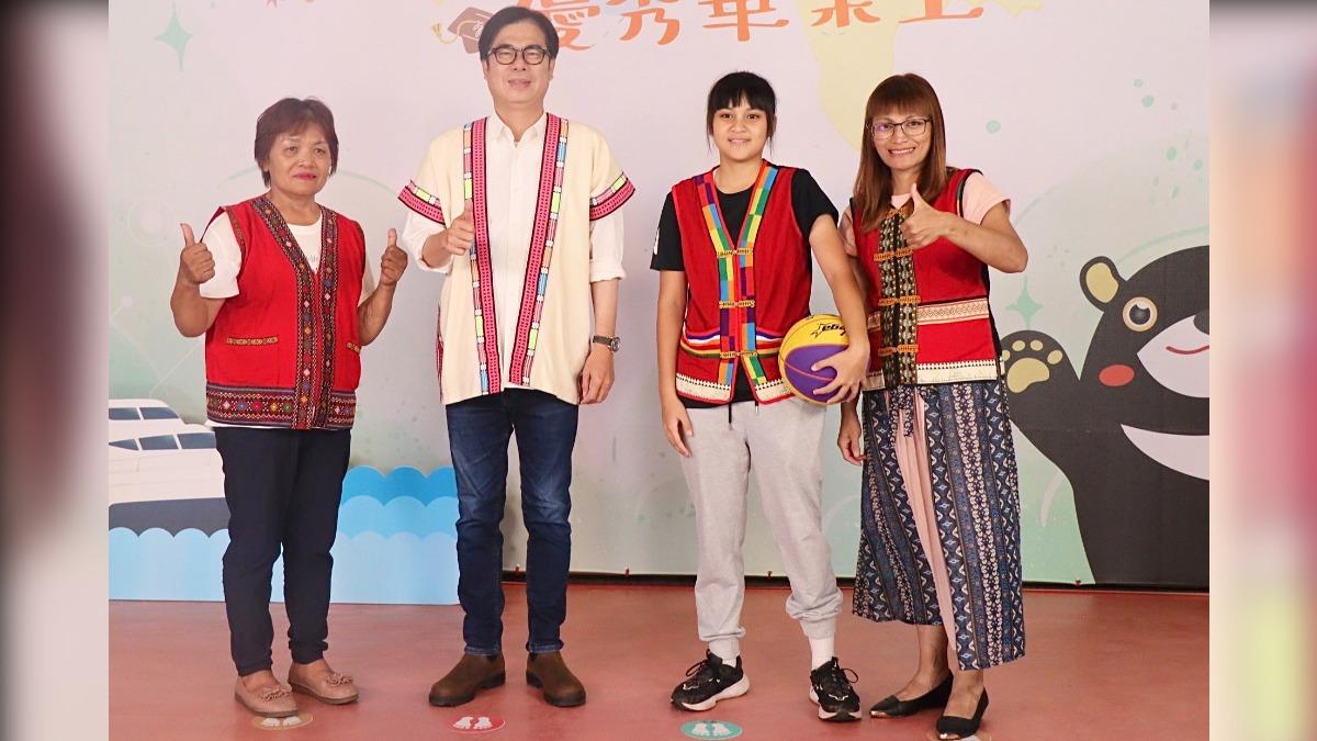 那瑪夏區民生國小盧忻慈同學（右二）最喜歡打籃球，她特別拿著籃球與市長陳其邁合影。