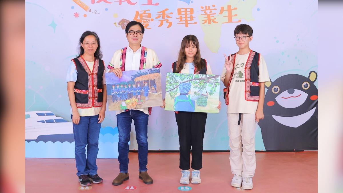 甲仙國小馬柏璇同學（右二）帶著自己的繪本與市長陳其邁合影。