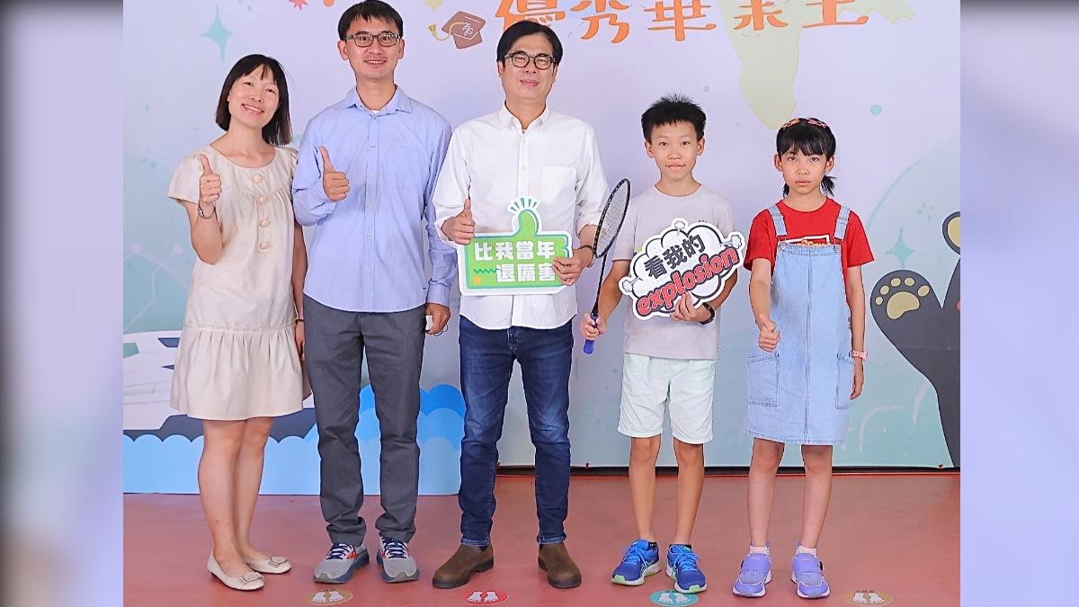 旗尾國小林宇衡同學（右二）是網球高手，他拿著自己最喜歡的網球拍，並且邀請家人，與市長陳其邁合影。