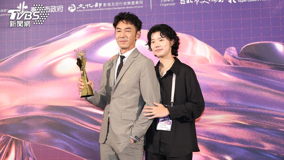 李李仁、陶晶瑩女兒荳荳(右)今陪爸爸出席北影頒獎典禮。(圖/張哲鳴攝)