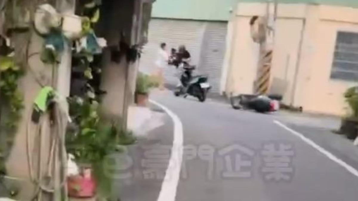 白色男子後來逃到巷口內。（圖／翻自黑豪家族）