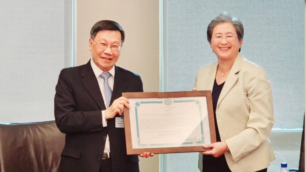 滿招!官網放蘇姿丰、黃仁勳合照 亞洲大學推AI課秒殺