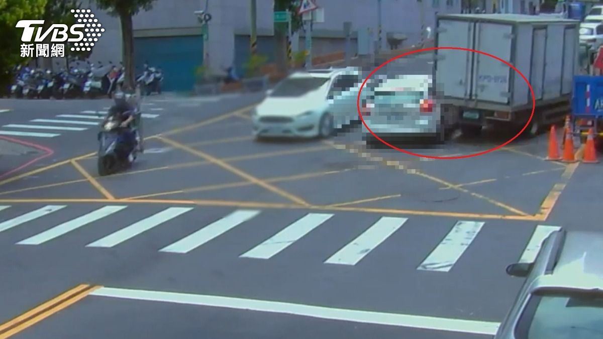小貨車手煞未拉緊!下坡沿路撞 擊落2車「衝進民宅才停下」