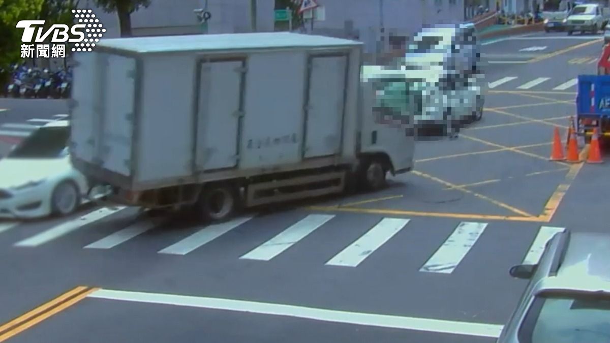 小貨車疑似手煞車未拉緊，整輛車向後滑行後波及無辜車輛。（圖／TVBS）