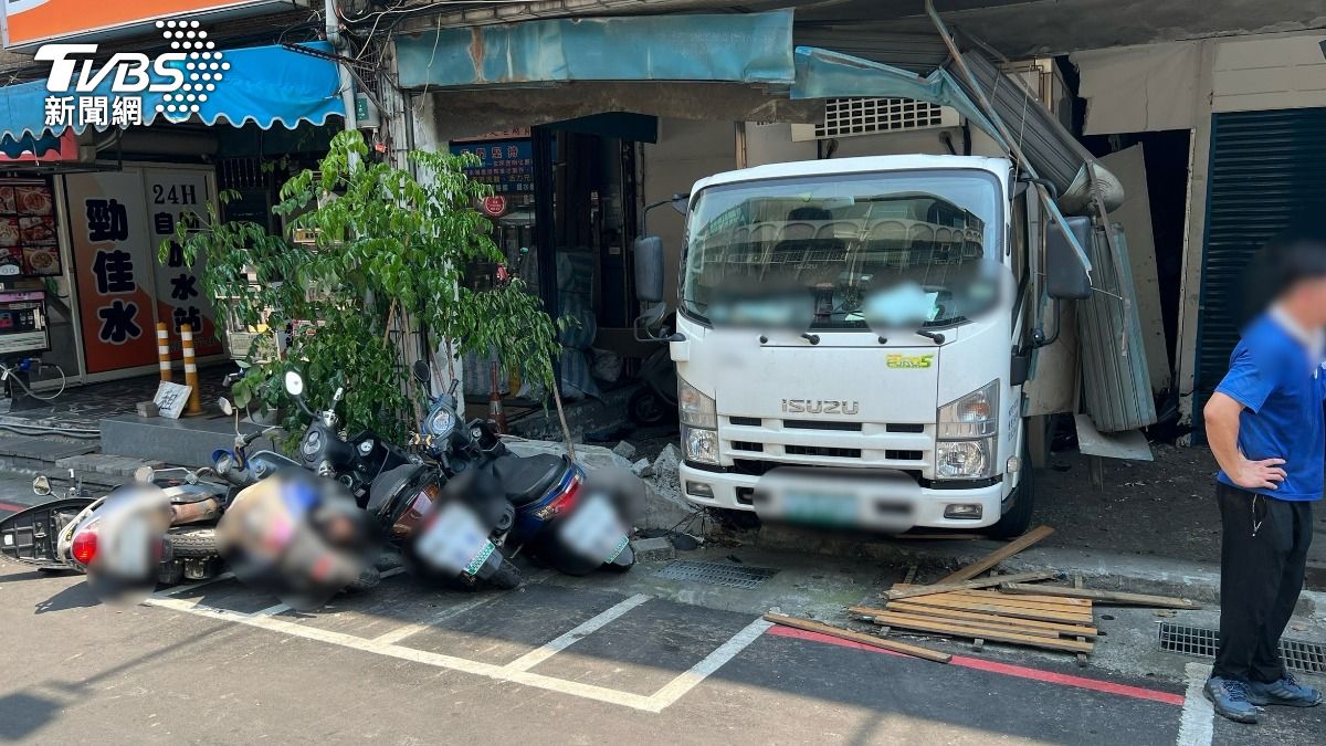 小貨車疑似手煞車未拉緊滑動，最後撞進民宅才停下。（圖／TVBS）
