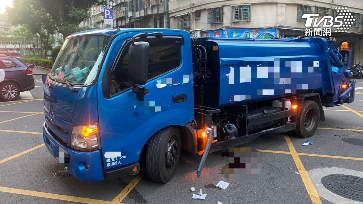 垃圾車未打方向燈迴轉,導致後方的機車騎士閃避不及撞上,一度受困。(圖/TVBS)