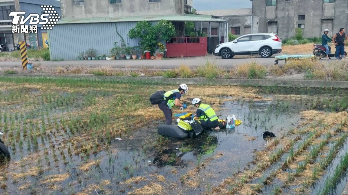 有片/上班遇死劫!苗栗男為閃車自撞電桿 下秒噴飛田中亡