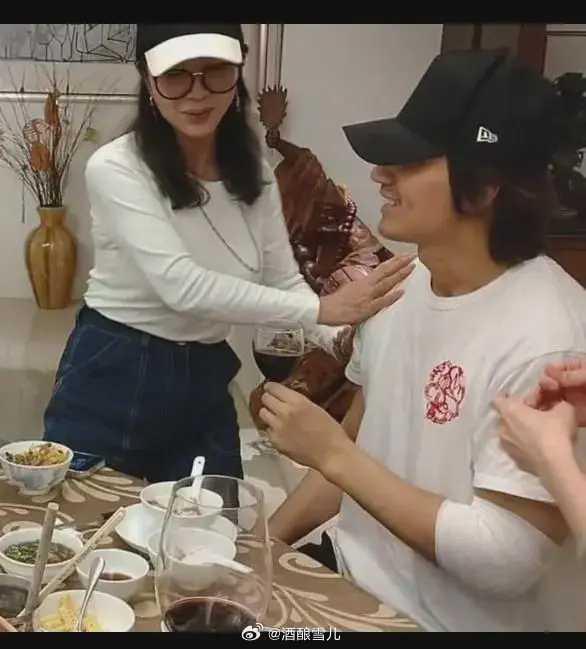今年陳美鳳迎來68歲生日,言承旭返台為陳美鳳祝壽。(圖/翻攝自微博)