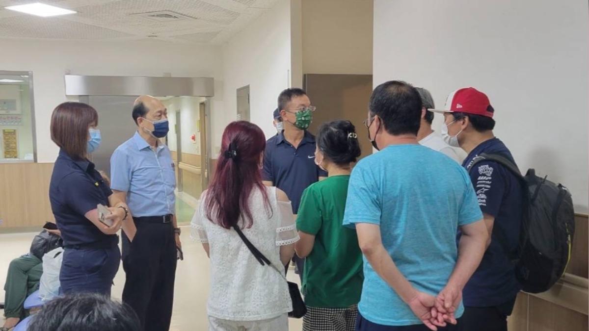 第五分局分局長偕同督察組長、水湳派出所所長前往中國附醫關心慰問。(圖/TVBS)
