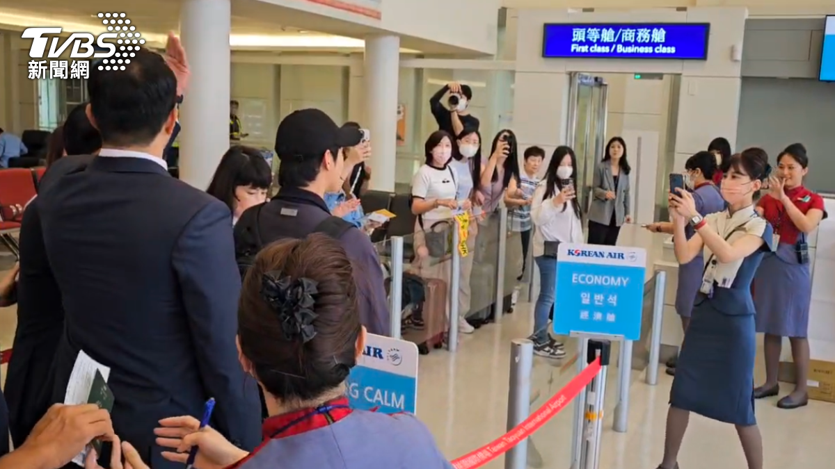金秀賢魅力無法擋,連空姐都忍不住留下紀念。(圖/TVBS)
