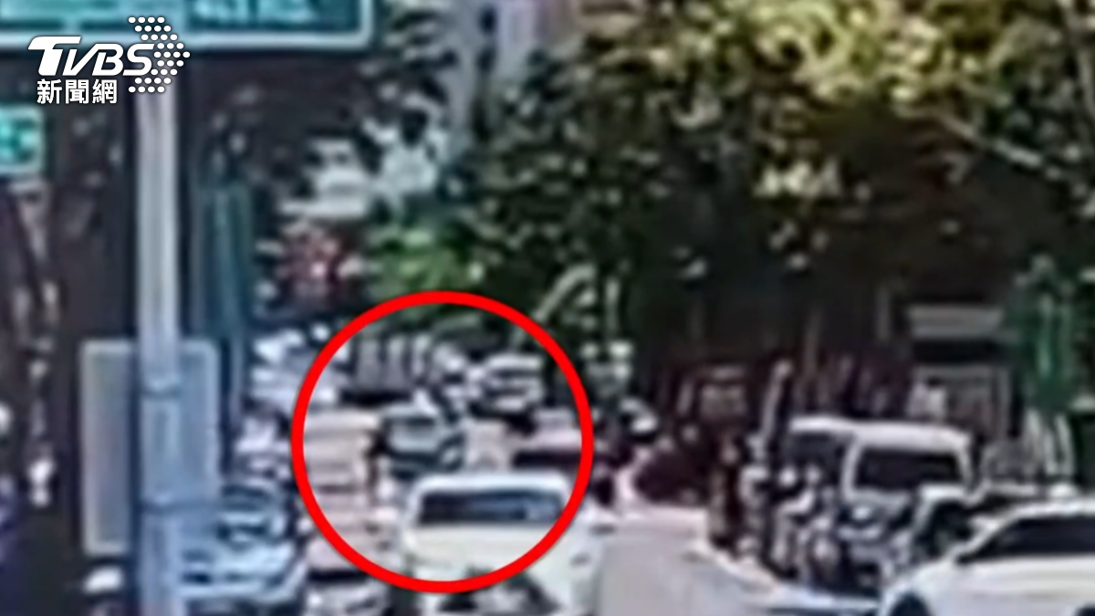 許男生前開車前往陳男家暫住,卻遭對方凌虐致死,屍體被折起藏入衣櫃。(圖/TVBS)