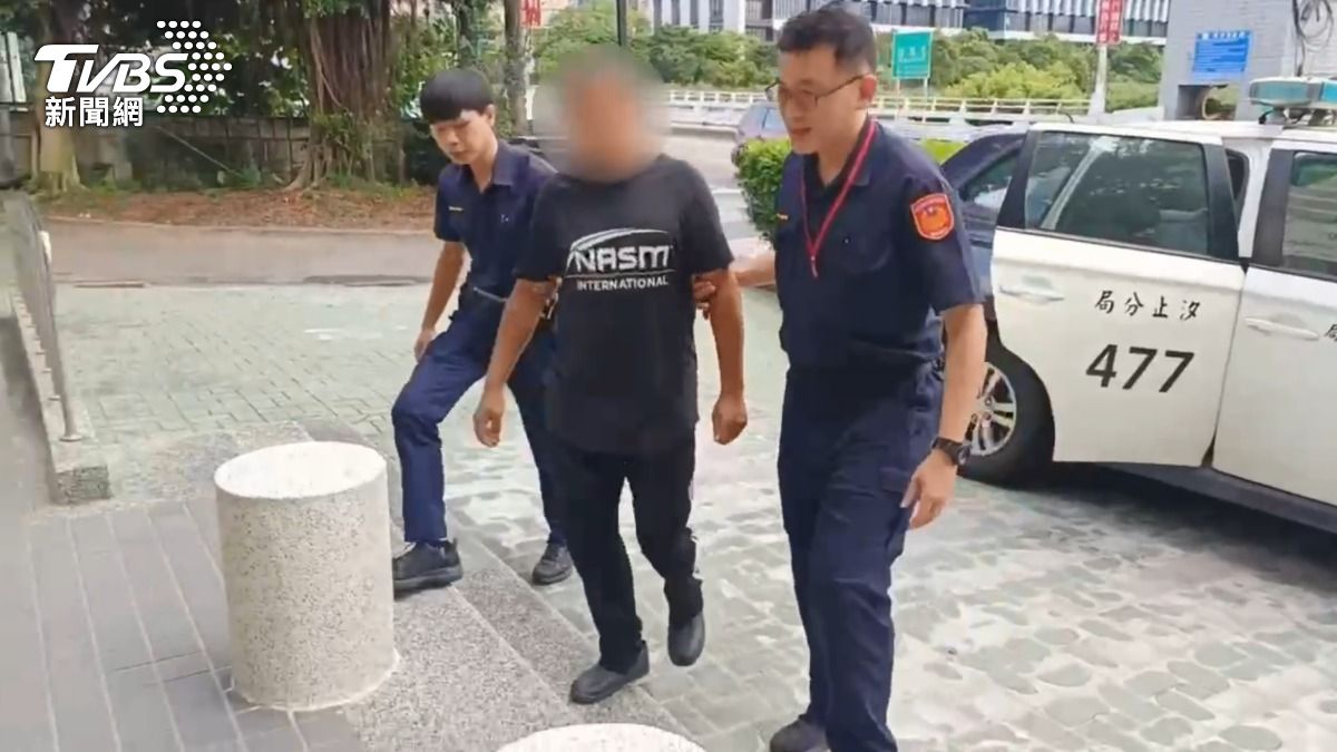 黃姓竊賊被警方帶回偵辦。(圖/TVBS)